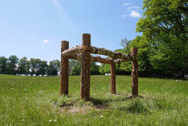 1m37 at the withers, the balance in the earth -