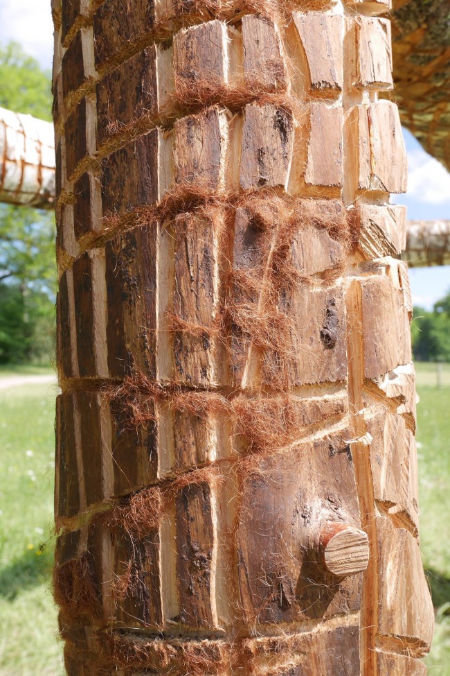 1m37 at the withers, the balance in the earth -